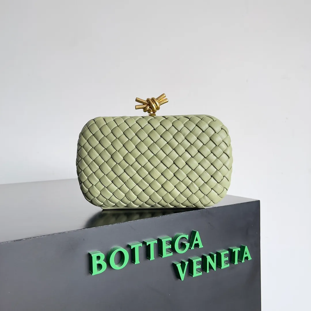 Batch 1860 BV Knot | The classic return of the evening bag. Original leather ➕ Stainless steel hardware ➕ 24k real gold plating ➕ Fully handmade. Those who know the history of our brand should have heard that the knot is a story of Bottega Veneta, and it is also one of the more important design elements. Matthieu Blazy's work this season sublimates Knot's classics, with a new knot design and a woven shoulder strap, plus Fouland Intreccio's weaving technology, adding some fashion to the retro and nostalgic feel of the past. Style number: 717622 Size: 20.5*6*12.5